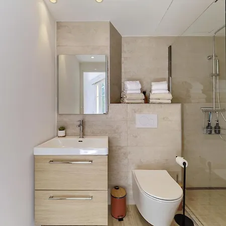 Au Coeur De Juan-les-pins, Magnifique Appartement, Clim, 30m De La Appartement Antibes