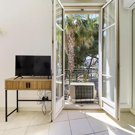 Appartement Au Coeur De Juan-les-pins, Magnifique Appartement, Clim, 30m De La Antibes