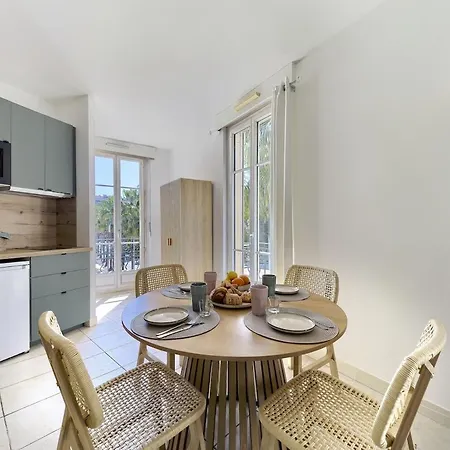 Au Coeur De Juan-les-pins, Magnifique Appartement, Clim, 30m De La Antibes